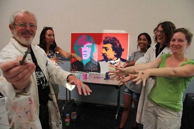 De gauche à droite : Yves Quentel et quatre de ses stagiaires, Hélène, Emilie, Lucie et Pauline, devant la double toile représentant Gauguin et Warhol. 